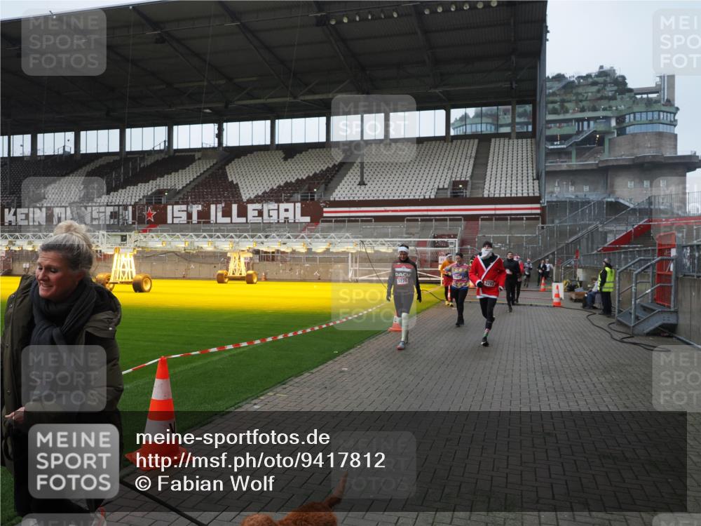 07.12.2025 - St. Pauli X-Mass-Run No. 15 Fabian Wolf http://msf.ph/oto/9417812 07.12.2025 11:21:17 Ziel 2375, 2376, 2579, 2854, 2867, 3135, 3159, 3220, 3283 meine-sportfotos.de