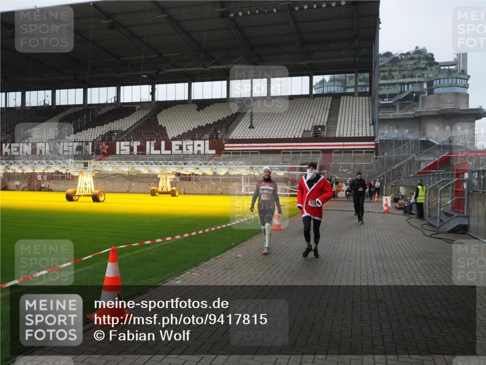 07.12.2025 - St. Pauli X-Mass-Run No. 15 Fabian Wolf http://msf.ph/oto/9417815 07.12.2025 11:21:18 Ziel 2375, 2376, 2579, 2854, 2867, 3135, 3159, 3220, 3283 meine-sportfotos.de