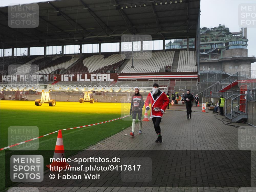 07.12.2025 - St. Pauli X-Mass-Run No. 15 Fabian Wolf http://msf.ph/oto/9417817 07.12.2025 11:21:19 Ziel 2375, 2376, 2579, 2867, 3135, 3159, 3220, 3283 meine-sportfotos.de