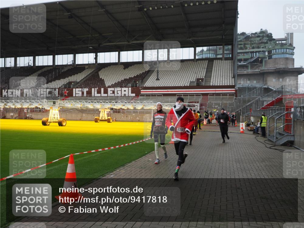 07.12.2025 - St. Pauli X-Mass-Run No. 15 Fabian Wolf http://msf.ph/oto/9417818 07.12.2025 11:21:19 Ziel 2375, 2376, 2579, 2867, 3135, 3159, 3220, 3283 meine-sportfotos.de