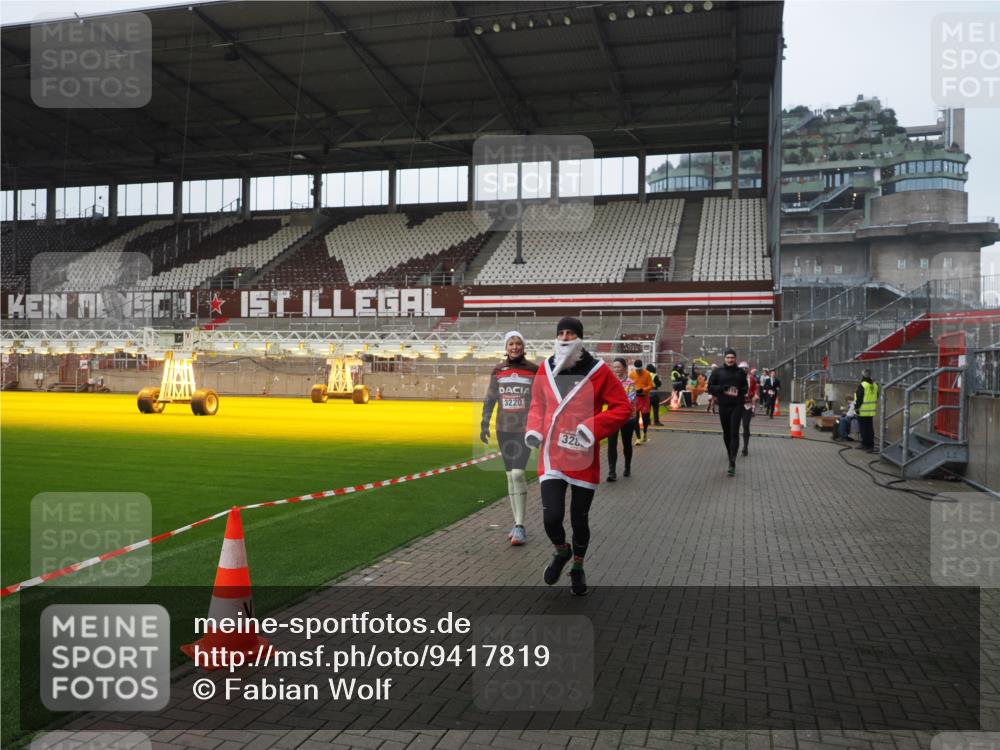07.12.2025 - St. Pauli X-Mass-Run No. 15 Fabian Wolf http://msf.ph/oto/9417819 07.12.2025 11:21:19 Ziel 2375, 2376, 2579, 2867, 3135, 3159, 3220, 3283 meine-sportfotos.de
