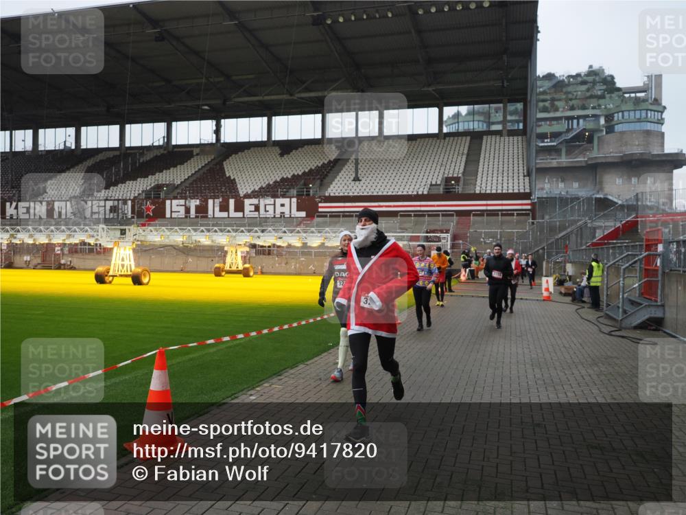 07.12.2025 - St. Pauli X-Mass-Run No. 15 Fabian Wolf http://msf.ph/oto/9417820 07.12.2025 11:21:19 Ziel 2375, 2376, 2579, 2867, 3135, 3159, 3220, 3283 meine-sportfotos.de