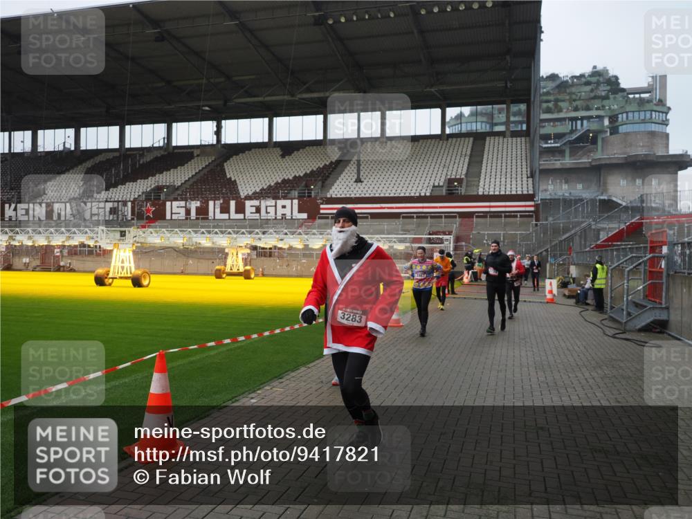 07.12.2025 - St. Pauli X-Mass-Run No. 15 Fabian Wolf http://msf.ph/oto/9417821 07.12.2025 11:21:19 Ziel 2375, 2376, 2579, 2867, 3135, 3159, 3220, 3283 meine-sportfotos.de