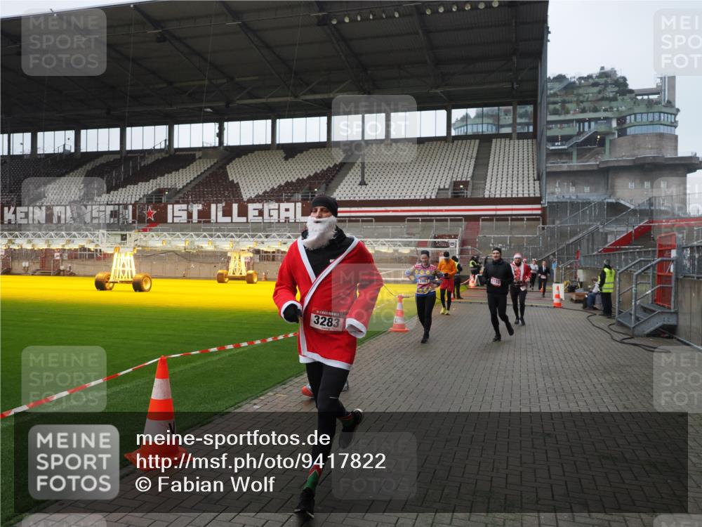 07.12.2025 - St. Pauli X-Mass-Run No. 15 Fabian Wolf http://msf.ph/oto/9417822 07.12.2025 11:21:20 Ziel 232, 2375, 2376, 2579, 2867, 3073, 3135, 3159, 3220, 3283 meine-sportfotos.de