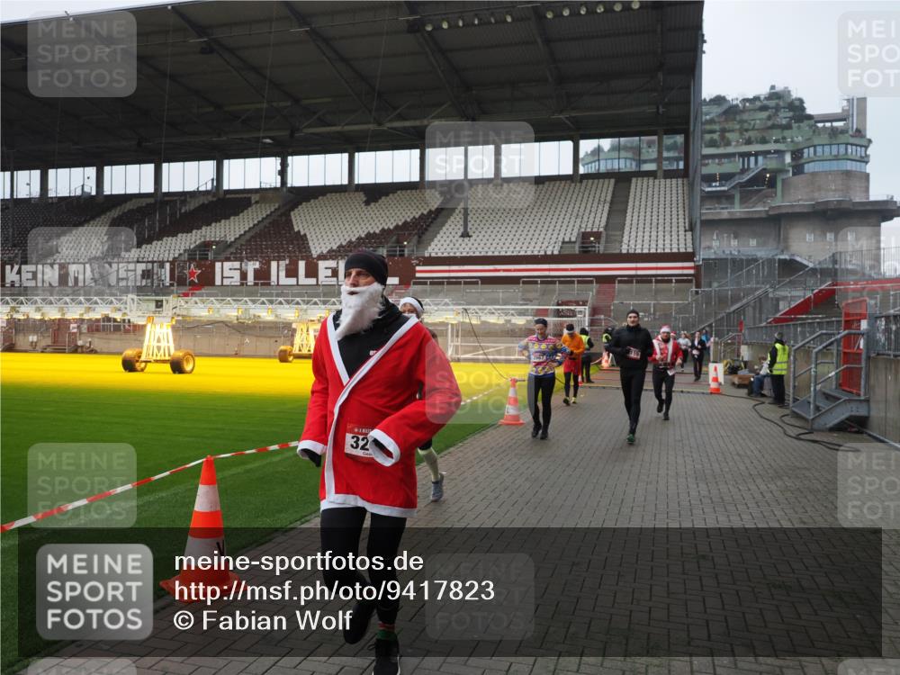 07.12.2025 - St. Pauli X-Mass-Run No. 15 Fabian Wolf http://msf.ph/oto/9417823 07.12.2025 11:21:20 Ziel 232, 2375, 2376, 2579, 2867, 3073, 3135, 3159, 3220, 3283 meine-sportfotos.de