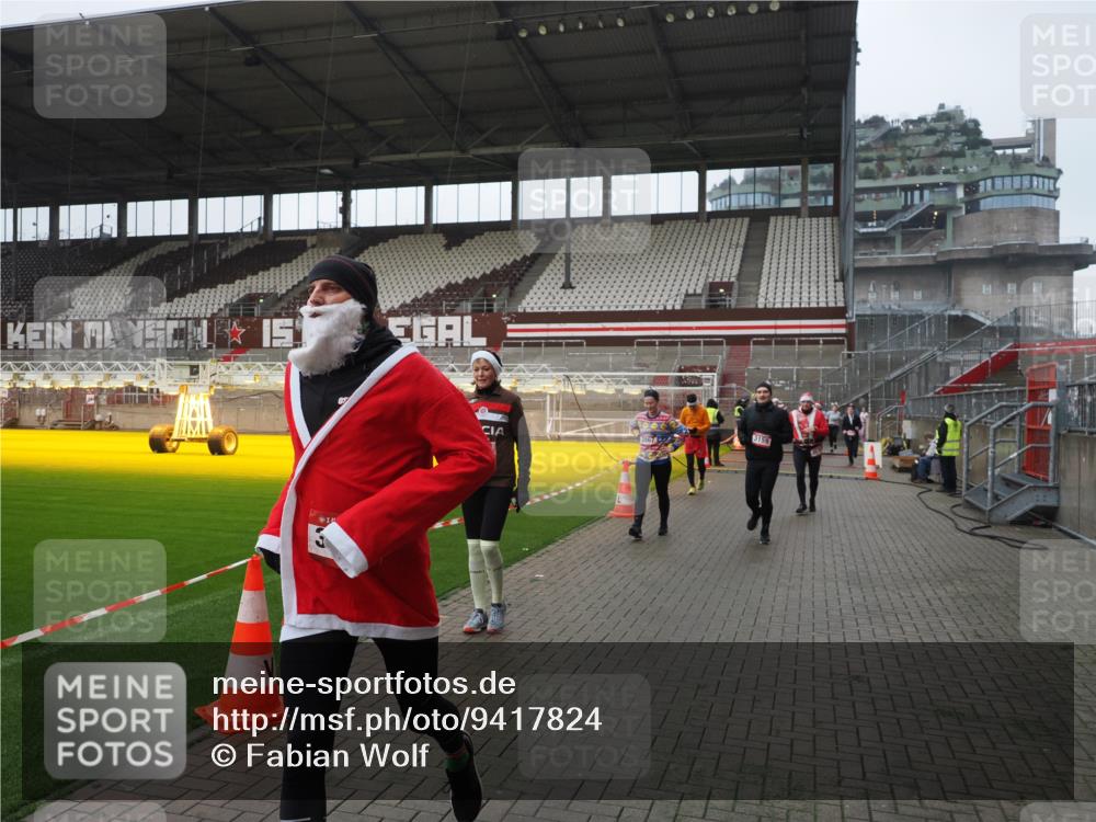 07.12.2025 - St. Pauli X-Mass-Run No. 15 Fabian Wolf http://msf.ph/oto/9417824 07.12.2025 11:21:20 Ziel 232, 2375, 2376, 2579, 2867, 3073, 3135, 3159, 3220, 3283 meine-sportfotos.de