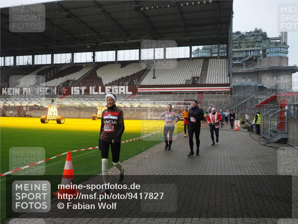 07.12.2025 - St. Pauli X-Mass-Run No. 15 Fabian Wolf http://msf.ph/oto/9417827 07.12.2025 11:21:21 Ziel 232, 241, 2375, 2376, 2579, 2867, 3073, 3135, 3159, 3220, 3283 meine-sportfotos.de