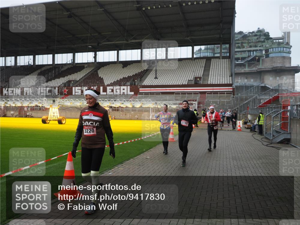 07.12.2025 - St. Pauli X-Mass-Run No. 15 Fabian Wolf http://msf.ph/oto/9417830 07.12.2025 11:21:22 Ziel 98, 105, 111, 232, 241, 2375, 2376, 2579, 2867, 3073, 3135, 3159, 3220, 3283 meine-sportfotos.de