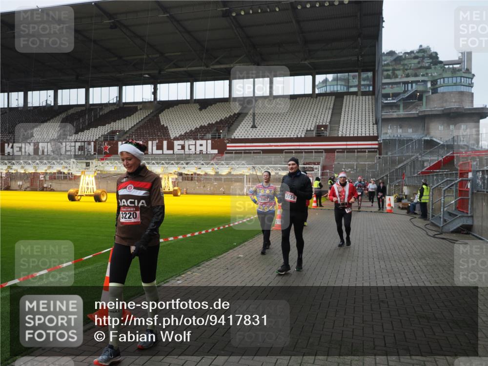 07.12.2025 - St. Pauli X-Mass-Run No. 15 Fabian Wolf http://msf.ph/oto/9417831 07.12.2025 11:21:22 Ziel 98, 105, 111, 232, 241, 2375, 2376, 2579, 2867, 3073, 3135, 3159, 3220, 3283 meine-sportfotos.de