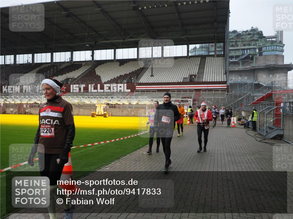07.12.2025 - St. Pauli X-Mass-Run No. 15 Fabian Wolf http://msf.ph/oto/9417833 07.12.2025 11:21:22 Ziel 98, 105, 111, 232, 241, 2375, 2376, 2579, 2867, 3073, 3135, 3159, 3220, 3283 meine-sportfotos.de