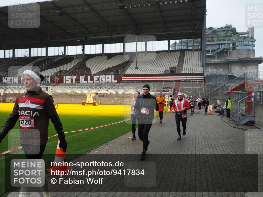 07.12.2025 - St. Pauli X-Mass-Run No. 15 Fabian Wolf http://msf.ph/oto/9417834 07.12.2025 11:21:22 Ziel 98, 105, 111, 232, 241, 2375, 2376, 2579, 2867, 3073, 3135, 3159, 3220, 3283 meine-sportfotos.de