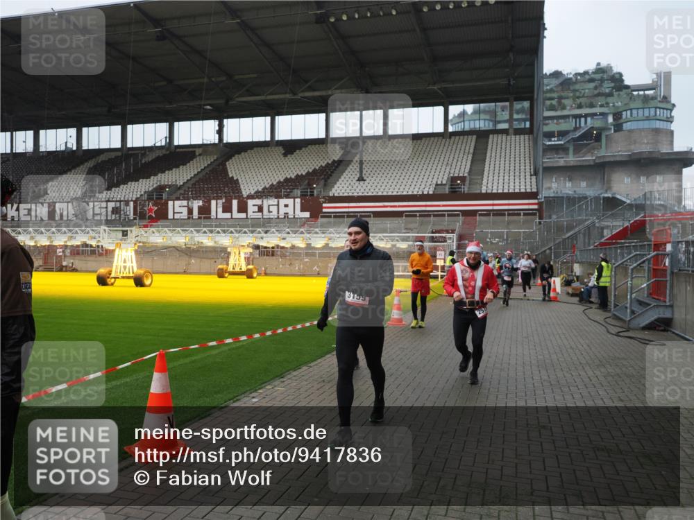 07.12.2025 - St. Pauli X-Mass-Run No. 15 Fabian Wolf http://msf.ph/oto/9417836 07.12.2025 11:21:23 Ziel 98, 105, 111, 232, 241, 2375, 2376, 2579, 2867, 3073, 3135, 3159, 3220, 3283 meine-sportfotos.de