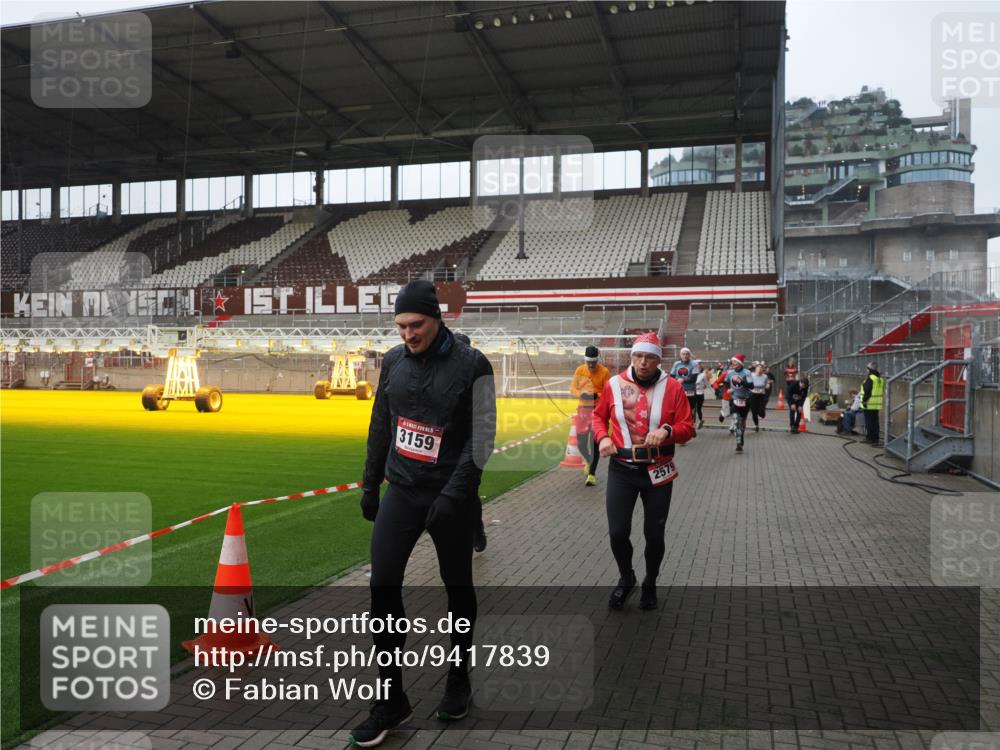 07.12.2025 - St. Pauli X-Mass-Run No. 15 Fabian Wolf http://msf.ph/oto/9417839 07.12.2025 11:21:24 Ziel 98, 105, 111, 232, 241, 2375, 2376, 2579, 2867, 3073, 3135, 3159, 3220, 3283 meine-sportfotos.de