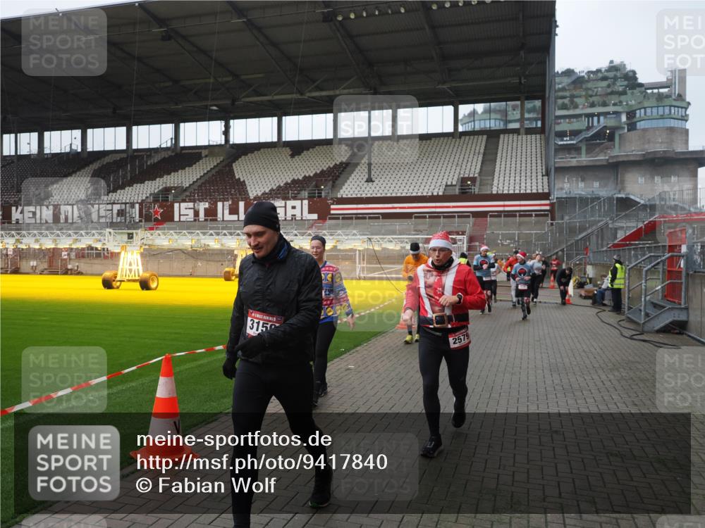 07.12.2025 - St. Pauli X-Mass-Run No. 15 Fabian Wolf http://msf.ph/oto/9417840 07.12.2025 11:21:24 Ziel 98, 105, 111, 232, 241, 2375, 2376, 2579, 2867, 3073, 3135, 3159, 3220, 3283 meine-sportfotos.de