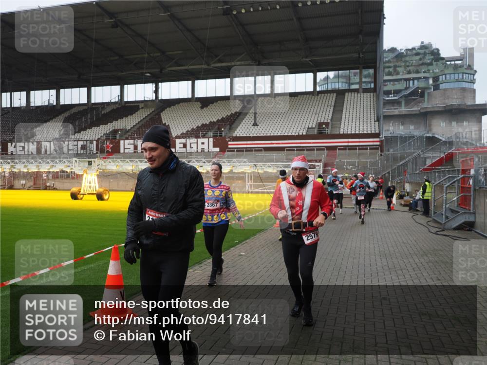 07.12.2025 - St. Pauli X-Mass-Run No. 15 Fabian Wolf http://msf.ph/oto/9417841 07.12.2025 11:21:24 Ziel 98, 105, 111, 232, 241, 2375, 2376, 2579, 2867, 3073, 3135, 3159, 3220, 3283 meine-sportfotos.de