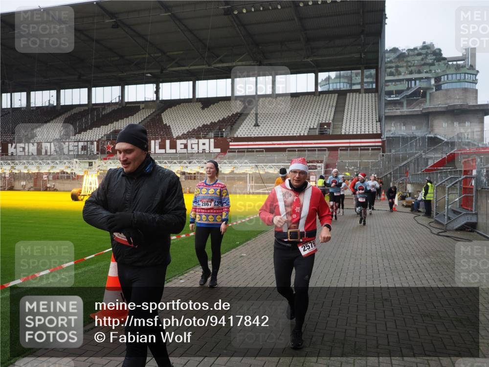 07.12.2025 - St. Pauli X-Mass-Run No. 15 Fabian Wolf http://msf.ph/oto/9417842 07.12.2025 11:21:24 Ziel 98, 105, 111, 232, 241, 2375, 2376, 2579, 2867, 3073, 3135, 3159, 3220, 3283 meine-sportfotos.de