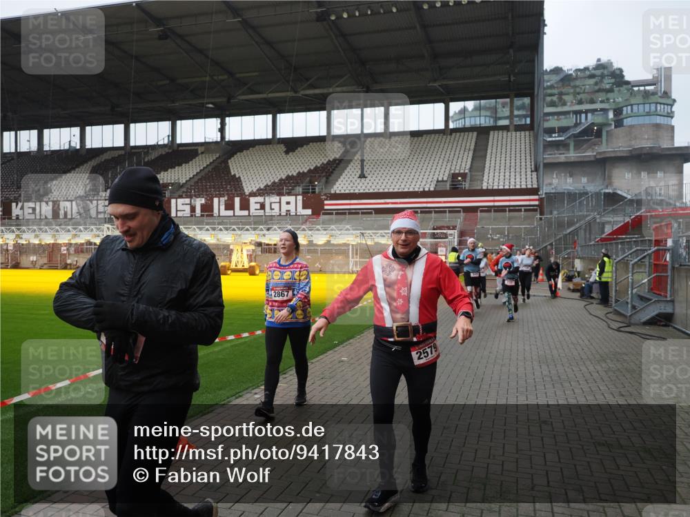 07.12.2025 - St. Pauli X-Mass-Run No. 15 Fabian Wolf http://msf.ph/oto/9417843 07.12.2025 11:21:24 Ziel 98, 105, 111, 232, 241, 2375, 2376, 2579, 2867, 3073, 3135, 3159, 3220, 3283 meine-sportfotos.de