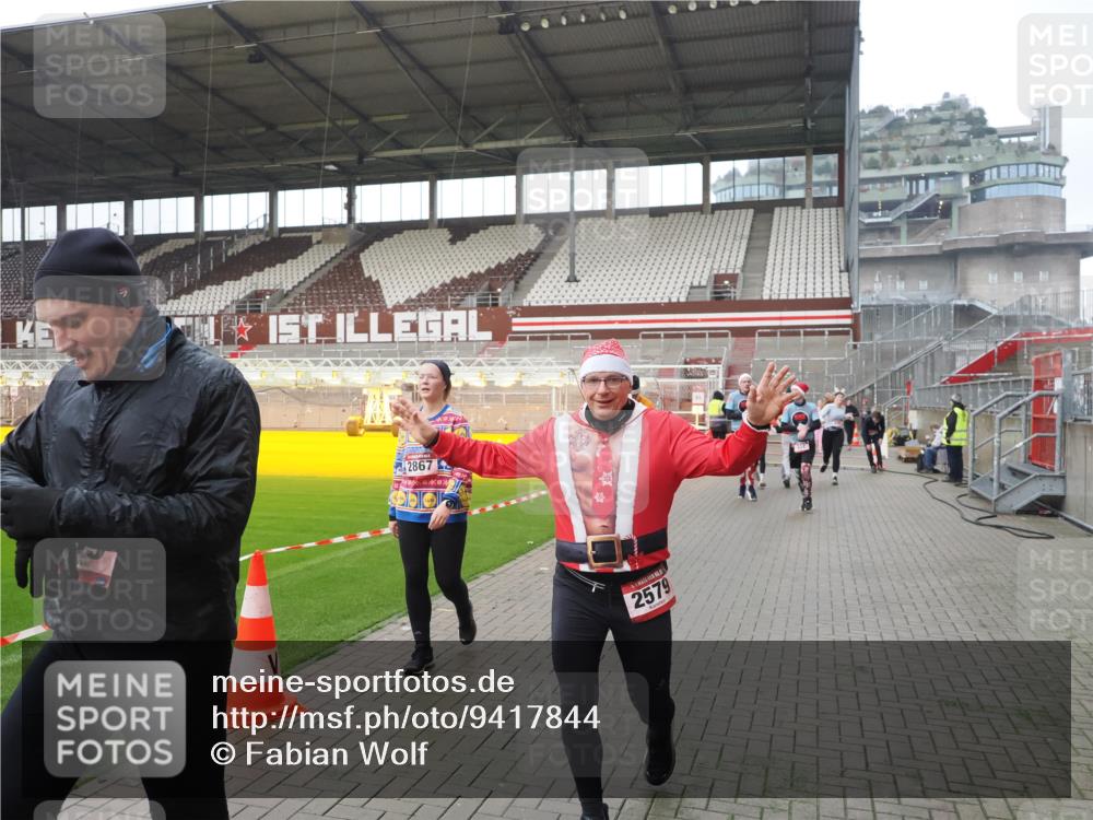 07.12.2025 - St. Pauli X-Mass-Run No. 15 Fabian Wolf http://msf.ph/oto/9417844 07.12.2025 11:21:25 Ziel 98, 105, 111, 232, 241, 1907, 2375, 2376, 2473, 2474, 2579, 2867, 3073, 3159, 3220, 3283 meine-sportfotos.de