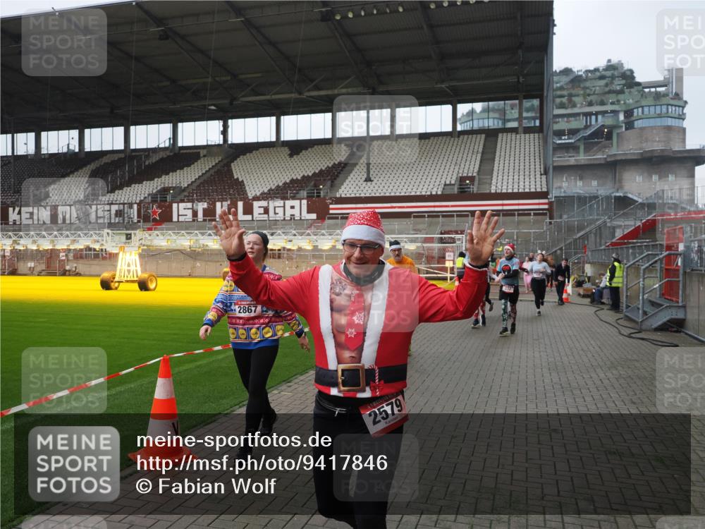 07.12.2025 - St. Pauli X-Mass-Run No. 15 Fabian Wolf http://msf.ph/oto/9417846 07.12.2025 11:21:25 Ziel 98, 105, 111, 232, 241, 1907, 2375, 2376, 2473, 2474, 2579, 2867, 3073, 3159, 3220, 3283 meine-sportfotos.de
