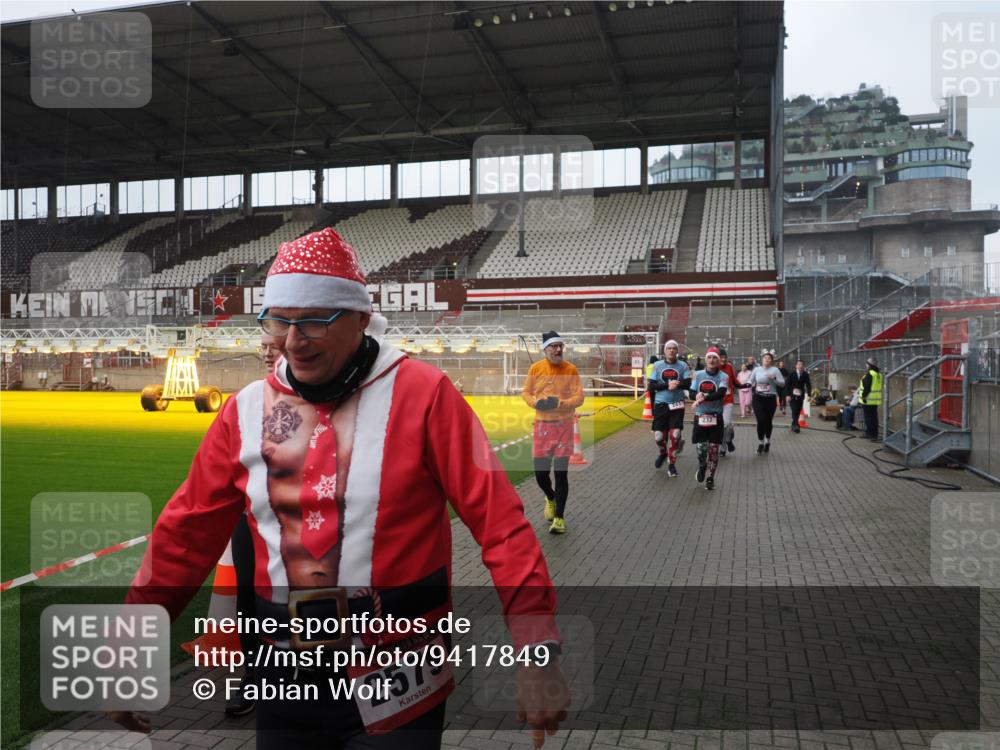 07.12.2025 - St. Pauli X-Mass-Run No. 15 Fabian Wolf http://msf.ph/oto/9417849 07.12.2025 11:21:26 Ziel 98, 105, 111, 232, 241, 1549, 1902, 1907, 2375, 2376, 2473, 2474, 2579, 2867, 3073, 3159, 3220, 3283 meine-sportfotos.de