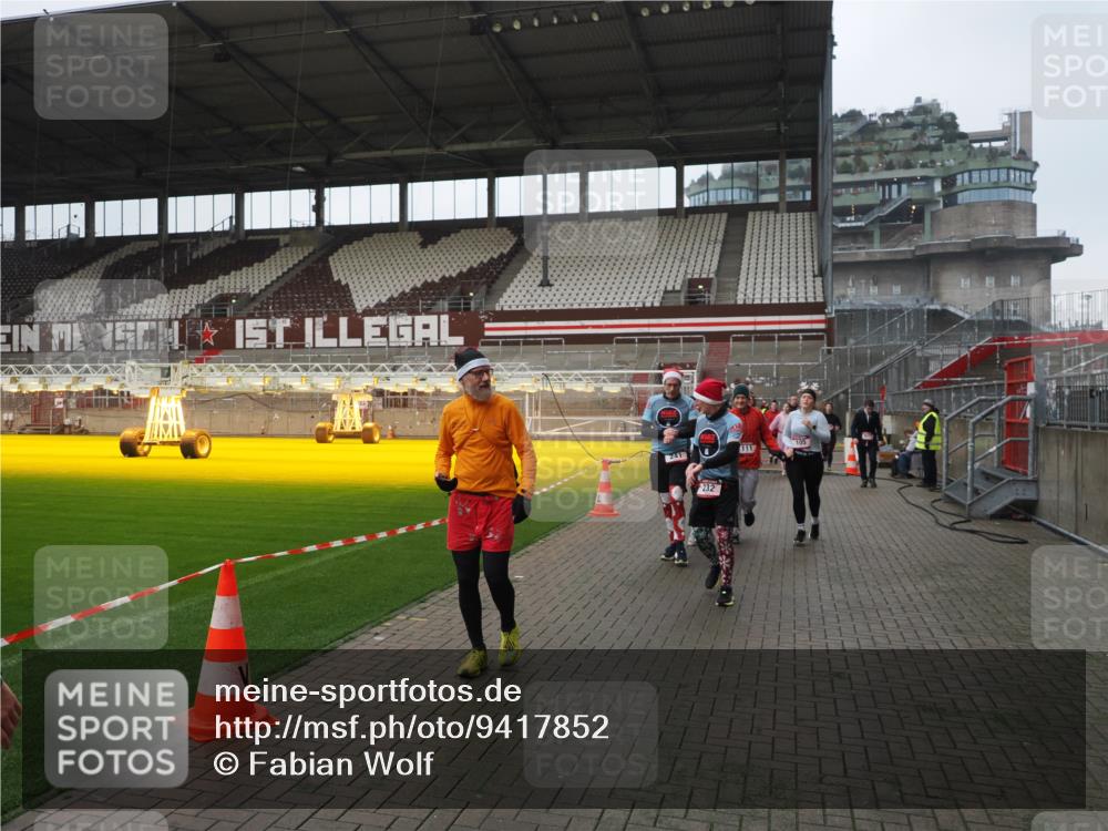 07.12.2025 - St. Pauli X-Mass-Run No. 15 Fabian Wolf http://msf.ph/oto/9417852 07.12.2025 11:21:27 Ziel 98, 105, 111, 232, 241, 1549, 1902, 1907, 2375, 2376, 2473, 2474, 2579, 2867, 3073, 3159, 3220, 3283 meine-sportfotos.de