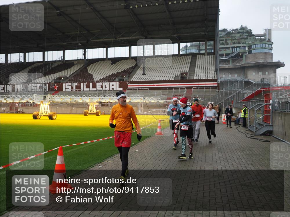 07.12.2025 - St. Pauli X-Mass-Run No. 15 Fabian Wolf http://msf.ph/oto/9417853 07.12.2025 11:21:27 Ziel 98, 105, 111, 232, 241, 1549, 1902, 1907, 2375, 2376, 2473, 2474, 2579, 2867, 3073, 3159, 3220, 3283 meine-sportfotos.de