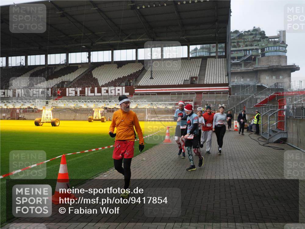 07.12.2025 - St. Pauli X-Mass-Run No. 15 Fabian Wolf http://msf.ph/oto/9417854 07.12.2025 11:21:27 Ziel 98, 105, 111, 232, 241, 1549, 1902, 1907, 2375, 2376, 2473, 2474, 2579, 2867, 3073, 3159, 3220, 3283 meine-sportfotos.de