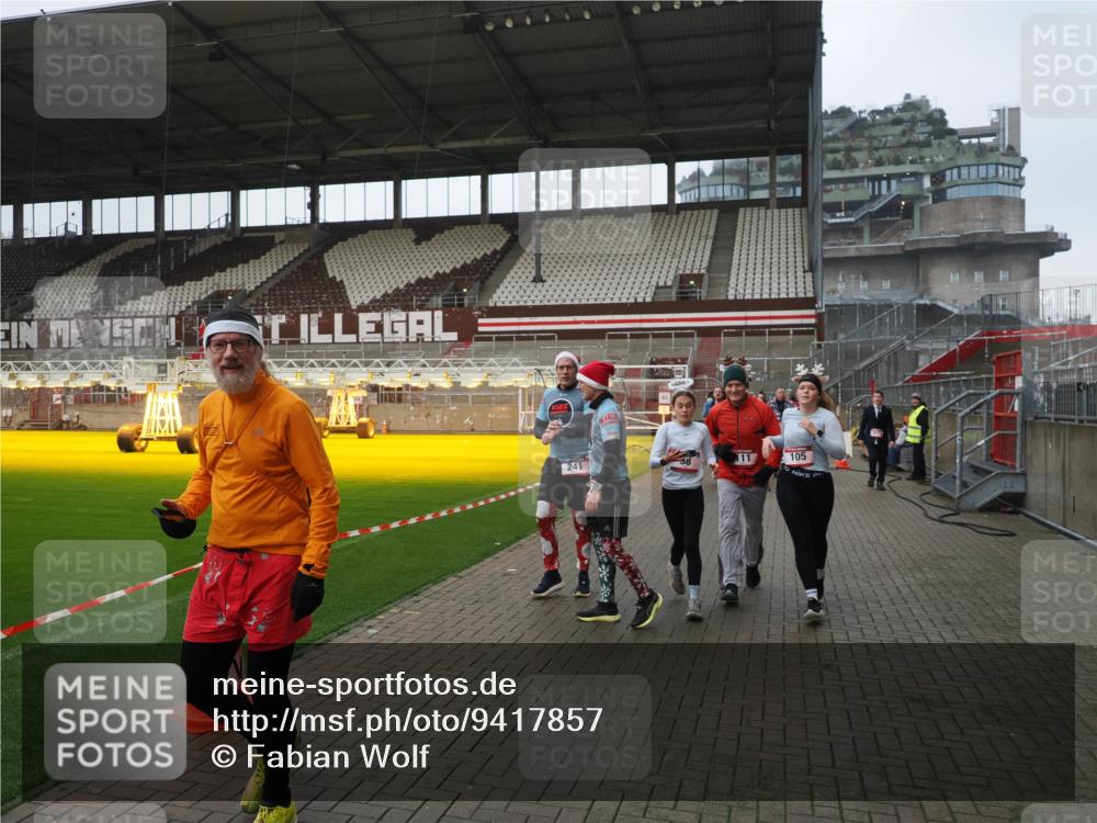 07.12.2025 - St. Pauli X-Mass-Run No. 15 Fabian Wolf http://msf.ph/oto/9417857 07.12.2025 11:21:29 Ziel 98, 105, 111, 232, 241, 1549, 1902, 1907, 2033, 2197, 2473, 2474, 2579, 2867, 3073, 3159, 3283 meine-sportfotos.de