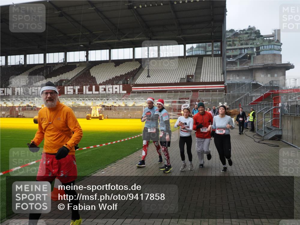 07.12.2025 - St. Pauli X-Mass-Run No. 15 Fabian Wolf http://msf.ph/oto/9417858 07.12.2025 11:21:29 Ziel 98, 105, 111, 232, 241, 1549, 1902, 1907, 2033, 2197, 2473, 2474, 2579, 2867, 3073, 3159, 3283 meine-sportfotos.de