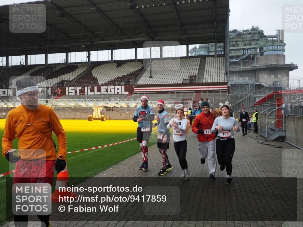 07.12.2025 - St. Pauli X-Mass-Run No. 15 Fabian Wolf http://msf.ph/oto/9417859 07.12.2025 11:21:29 Ziel 98, 105, 111, 232, 241, 1549, 1902, 1907, 2033, 2197, 2473, 2474, 2579, 2867, 3073, 3159, 3283 meine-sportfotos.de