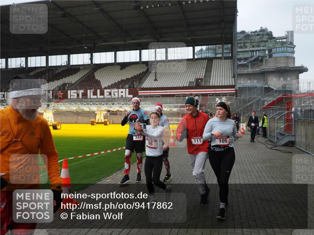 07.12.2025 - St. Pauli X-Mass-Run No. 15 Fabian Wolf http://msf.ph/oto/9417862 07.12.2025 11:21:30 Ziel 98, 105, 111, 232, 241, 1549, 1902, 1907, 2033, 2197, 2473, 2474, 2579, 3073, 3159, 3283 meine-sportfotos.de