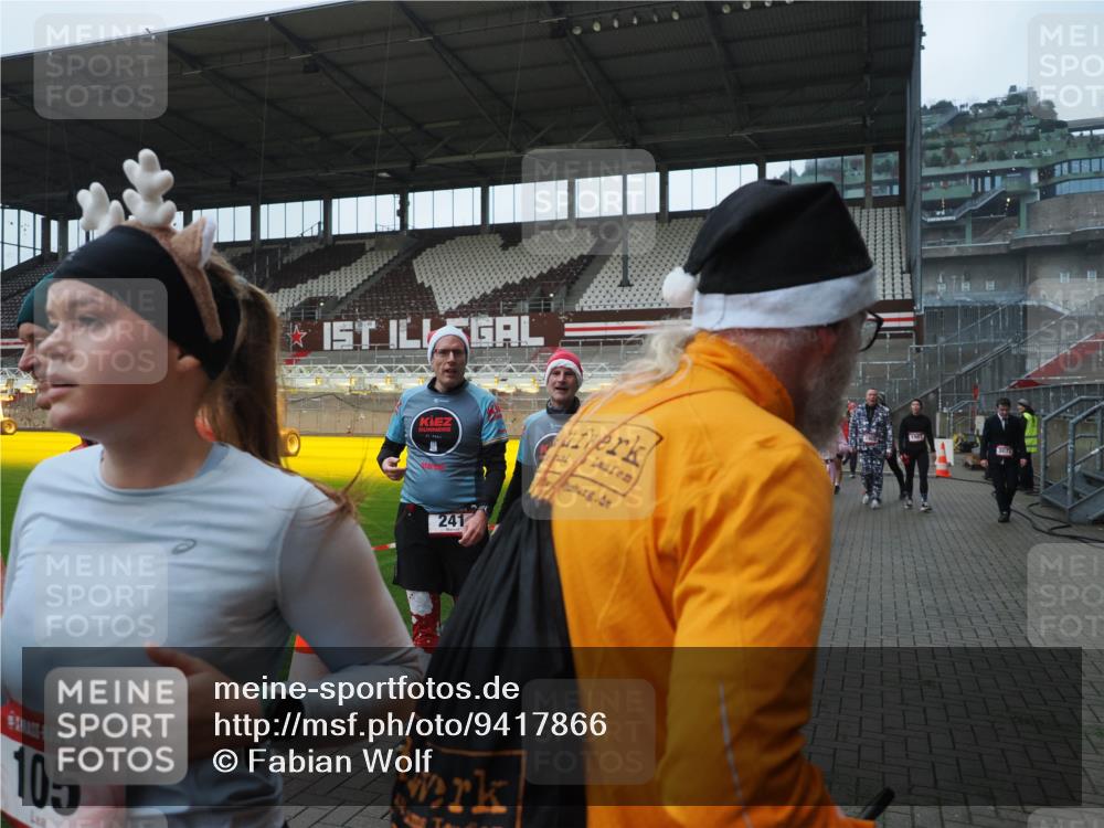 07.12.2025 - St. Pauli X-Mass-Run No. 15 Fabian Wolf http://msf.ph/oto/9417866 07.12.2025 11:21:31 Ziel 98, 105, 111, 232, 241, 1549, 1902, 1907, 2033, 2197, 2473, 2474, 2579, 3073, 3159, 3283 meine-sportfotos.de