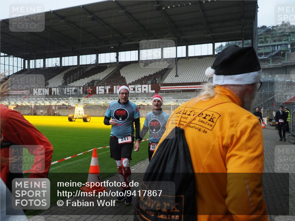 07.12.2025 - St. Pauli X-Mass-Run No. 15 Fabian Wolf http://msf.ph/oto/9417867 07.12.2025 11:21:31 Ziel 98, 105, 111, 232, 241, 1549, 1902, 1907, 2033, 2197, 2473, 2474, 2579, 3073, 3159, 3283 meine-sportfotos.de
