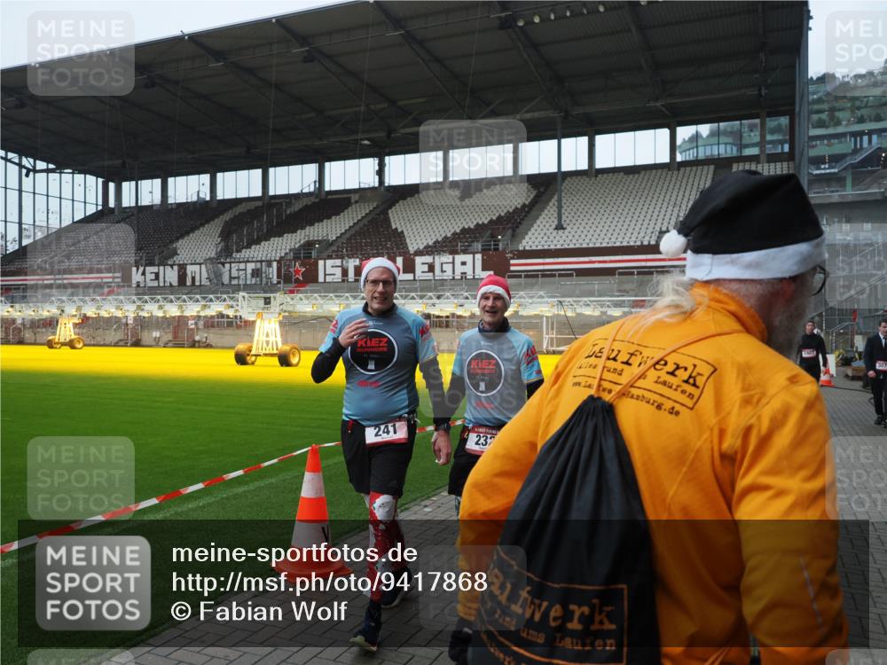 07.12.2025 - St. Pauli X-Mass-Run No. 15 Fabian Wolf http://msf.ph/oto/9417868 07.12.2025 11:21:31 Ziel 98, 105, 111, 232, 241, 1549, 1902, 1907, 2033, 2197, 2473, 2474, 2579, 3073, 3159, 3283 meine-sportfotos.de