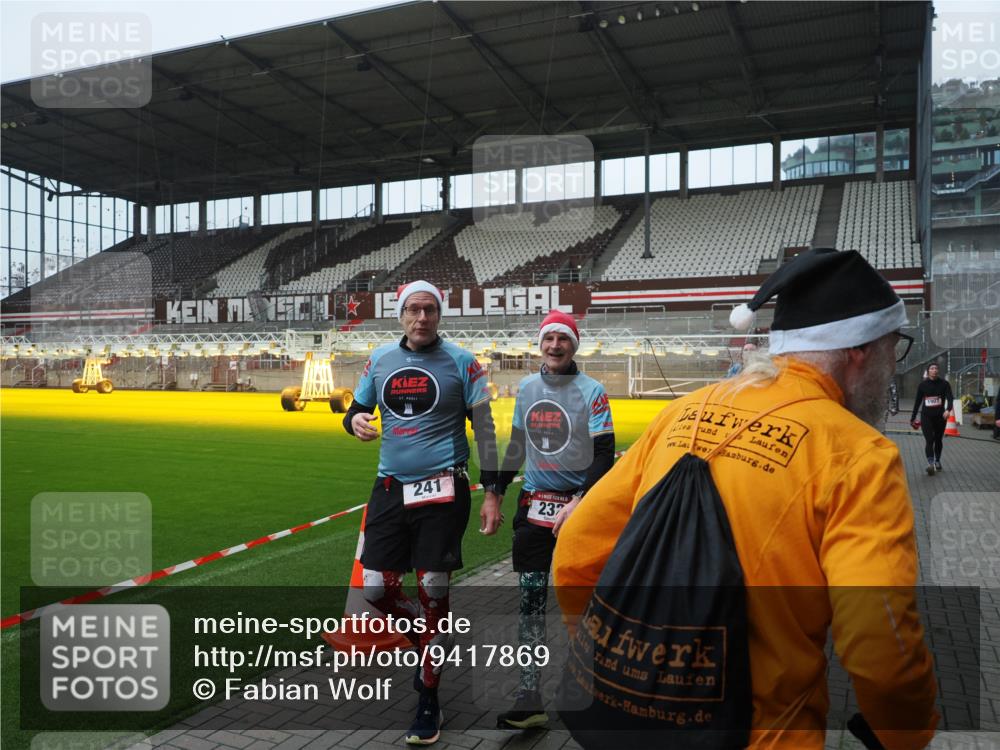 07.12.2025 - St. Pauli X-Mass-Run No. 15 Fabian Wolf http://msf.ph/oto/9417869 07.12.2025 11:21:32 Ziel 98, 105, 111, 232, 241, 1549, 1902, 1907, 2033, 2197, 2473, 2474, 2579, 3073, 3159, 3283 meine-sportfotos.de