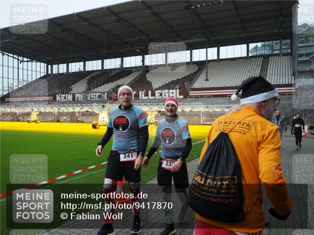 07.12.2025 - St. Pauli X-Mass-Run No. 15 Fabian Wolf http://msf.ph/oto/9417870 07.12.2025 11:21:32 Ziel 98, 105, 111, 232, 241, 1549, 1902, 1907, 2033, 2197, 2473, 2474, 2579, 3073, 3159, 3283 meine-sportfotos.de