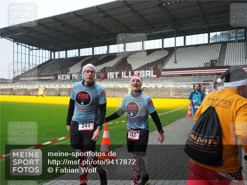 07.12.2025 - St. Pauli X-Mass-Run No. 15 Fabian Wolf http://msf.ph/oto/9417872 07.12.2025 11:21:32 Ziel 98, 105, 111, 232, 241, 1549, 1902, 1907, 2033, 2197, 2473, 2474, 2579, 3073, 3159, 3283 meine-sportfotos.de