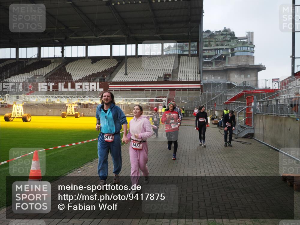 07.12.2025 - St. Pauli X-Mass-Run No. 15 Fabian Wolf http://msf.ph/oto/9417875 07.12.2025 11:21:34 Ziel 98, 105, 111, 232, 241, 1549, 1902, 1907, 2033, 2197, 2473, 2474, 2579, 3073, 3159 meine-sportfotos.de