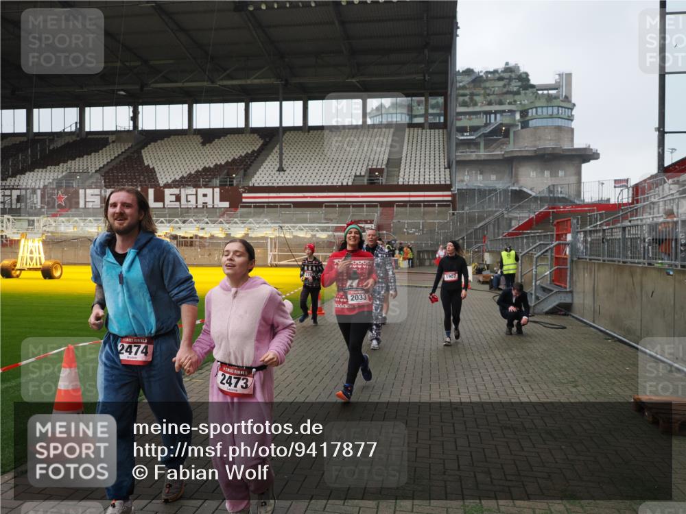 07.12.2025 - St. Pauli X-Mass-Run No. 15 Fabian Wolf http://msf.ph/oto/9417877 07.12.2025 11:21:35 Ziel 98, 105, 111, 232, 241, 1549, 1902, 1907, 2033, 2197, 2473, 2474, 2579, 3073, 3159 meine-sportfotos.de
