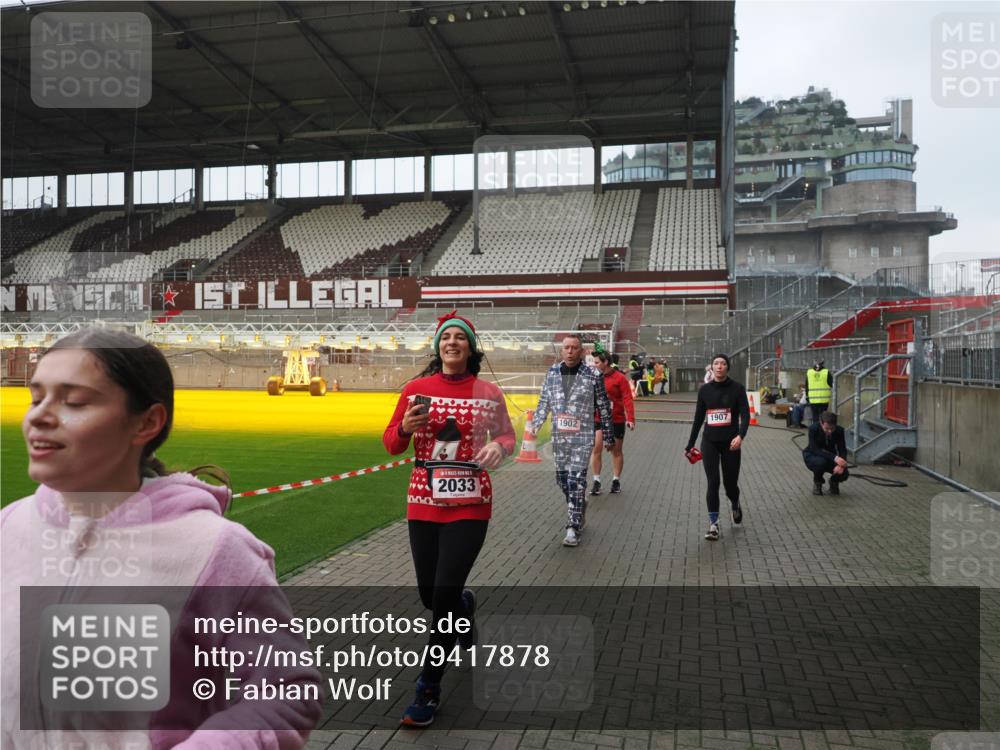 07.12.2025 - St. Pauli X-Mass-Run No. 15 Fabian Wolf http://msf.ph/oto/9417878 07.12.2025 11:21:36 Ziel 98, 105, 111, 232, 241, 1549, 1902, 1907, 1939, 2033, 2197, 2473, 2474, 3073 meine-sportfotos.de