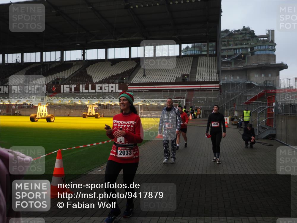 07.12.2025 - St. Pauli X-Mass-Run No. 15 Fabian Wolf http://msf.ph/oto/9417879 07.12.2025 11:21:36 Ziel 98, 105, 111, 232, 241, 1549, 1902, 1907, 1939, 2033, 2197, 2473, 2474, 3073 meine-sportfotos.de