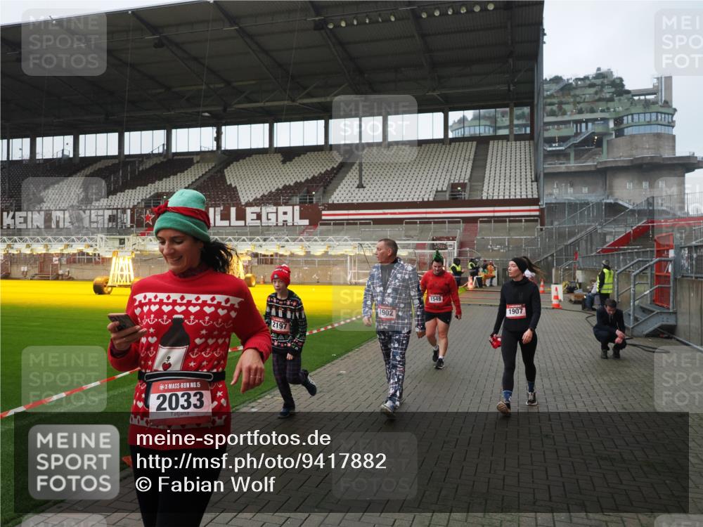 07.12.2025 - St. Pauli X-Mass-Run No. 15 Fabian Wolf http://msf.ph/oto/9417882 07.12.2025 11:21:36 Ziel 98, 105, 111, 232, 241, 1549, 1902, 1907, 1939, 2033, 2197, 2473, 2474, 3073 meine-sportfotos.de