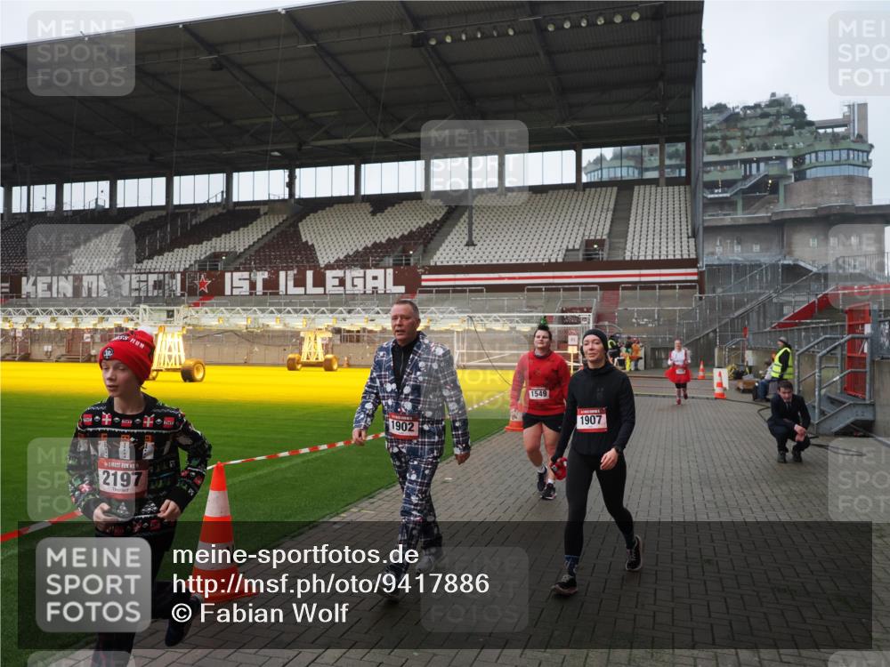 07.12.2025 - St. Pauli X-Mass-Run No. 15 Fabian Wolf http://msf.ph/oto/9417886 07.12.2025 11:21:37 Ziel 98, 105, 111, 232, 241, 1549, 1902, 1907, 1939, 2033, 2197, 2473, 2474, 3073 meine-sportfotos.de