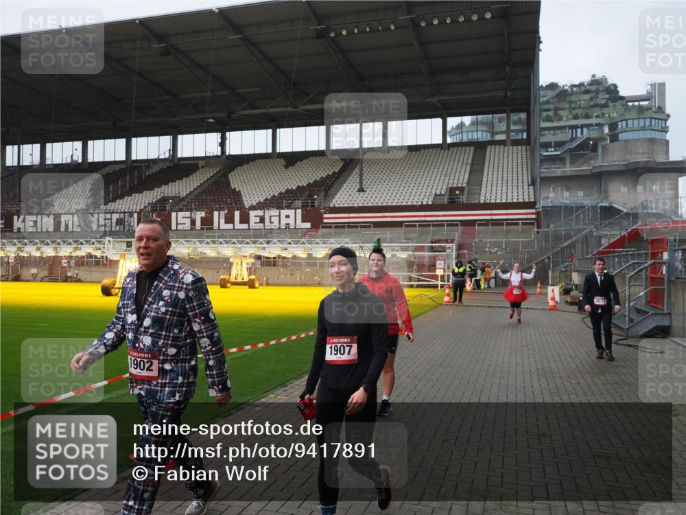 07.12.2025 - St. Pauli X-Mass-Run No. 15 Fabian Wolf http://msf.ph/oto/9417891 07.12.2025 11:21:38 Ziel 98, 105, 111, 232, 241, 1549, 1902, 1907, 1939, 2033, 2197, 2473, 2474, 3073 meine-sportfotos.de