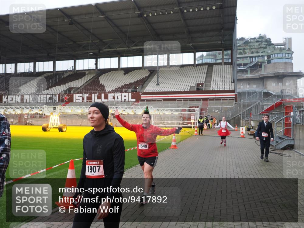 07.12.2025 - St. Pauli X-Mass-Run No. 15 Fabian Wolf http://msf.ph/oto/9417892 07.12.2025 11:21:39 Ziel 98, 105, 111, 232, 241, 1549, 1902, 1907, 1939, 2033, 2197, 2473, 2474, 3073 meine-sportfotos.de