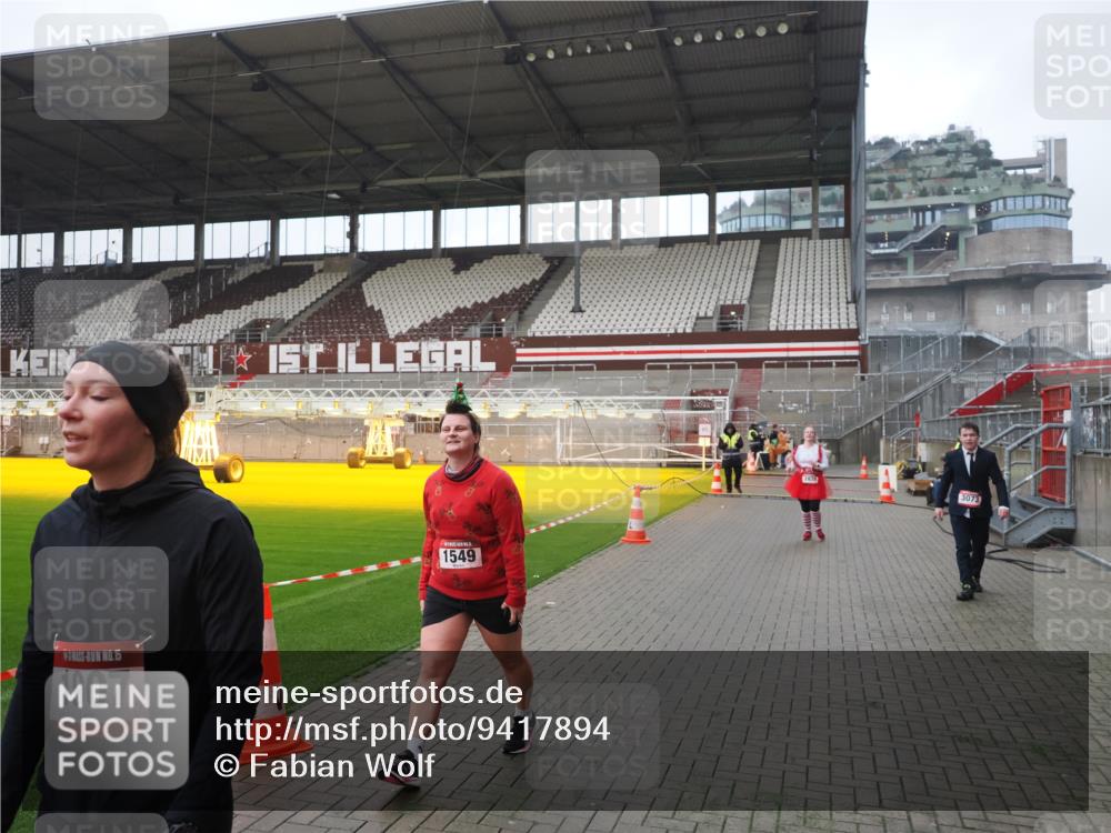 07.12.2025 - St. Pauli X-Mass-Run No. 15 Fabian Wolf http://msf.ph/oto/9417894 07.12.2025 11:21:39 Ziel 98, 105, 111, 232, 241, 1549, 1902, 1907, 1939, 2033, 2197, 2473, 2474, 3073 meine-sportfotos.de