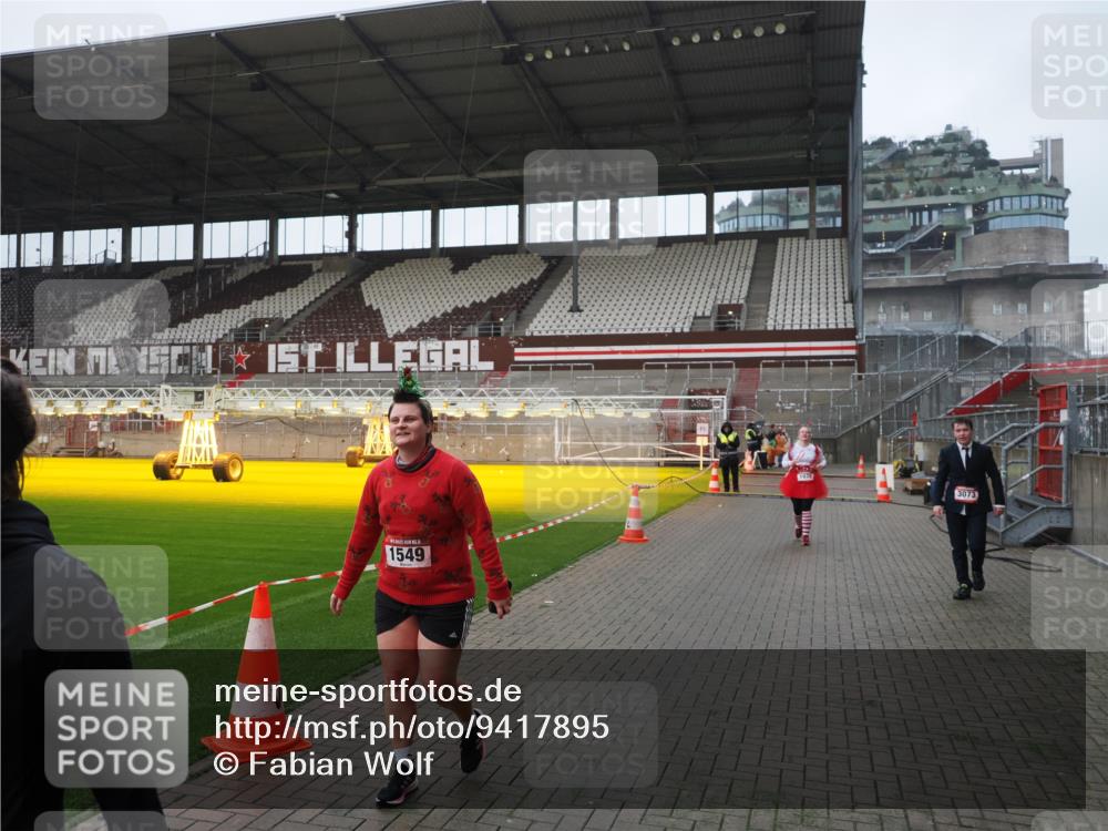 07.12.2025 - St. Pauli X-Mass-Run No. 15 Fabian Wolf http://msf.ph/oto/9417895 07.12.2025 11:21:40 Ziel 98, 105, 111, 232, 241, 1549, 1902, 1907, 1939, 2033, 2197, 2473, 2474, 3073 meine-sportfotos.de
