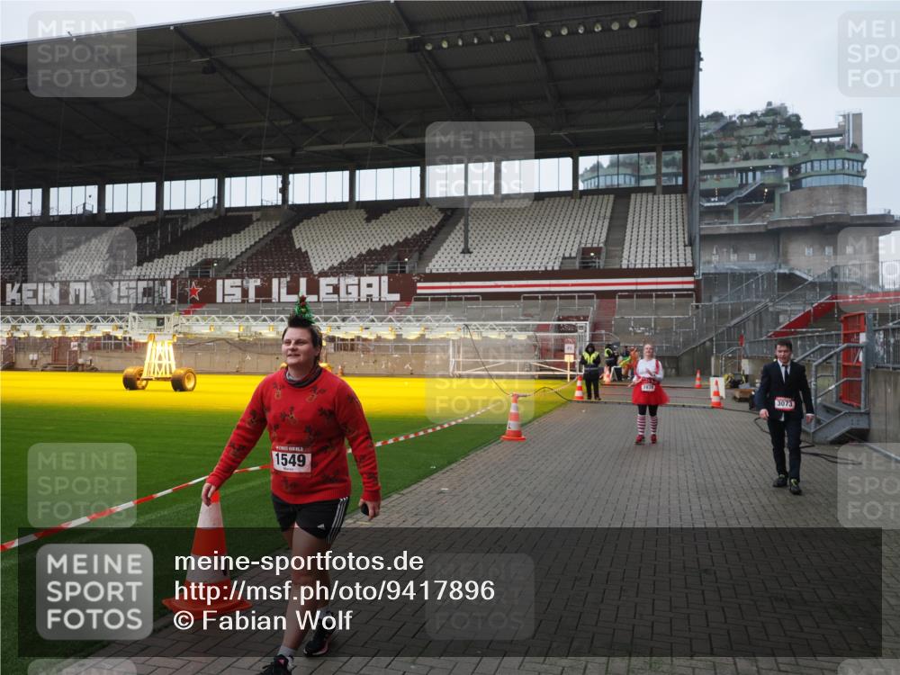 07.12.2025 - St. Pauli X-Mass-Run No. 15 Fabian Wolf http://msf.ph/oto/9417896 07.12.2025 11:21:40 Ziel 98, 105, 111, 232, 241, 1549, 1902, 1907, 1939, 2033, 2197, 2473, 2474, 3073 meine-sportfotos.de