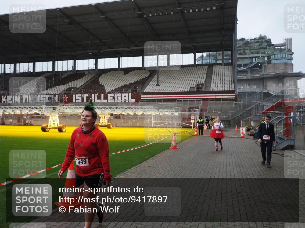 07.12.2025 - St. Pauli X-Mass-Run No. 15 Fabian Wolf http://msf.ph/oto/9417897 07.12.2025 11:21:40 Ziel 98, 105, 111, 232, 241, 1549, 1902, 1907, 1939, 2033, 2197, 2473, 2474, 3073 meine-sportfotos.de
