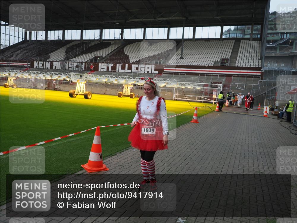 07.12.2025 - St. Pauli X-Mass-Run No. 15 Fabian Wolf http://msf.ph/oto/9417914 07.12.2025 11:21:47 Ziel 1297, 1939, 2033, 2197 meine-sportfotos.de